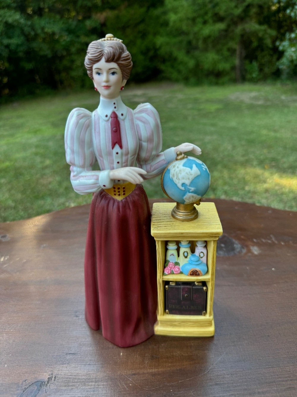 2010 Avon Mrs. Albee President's Club Award Porcelain Figurine